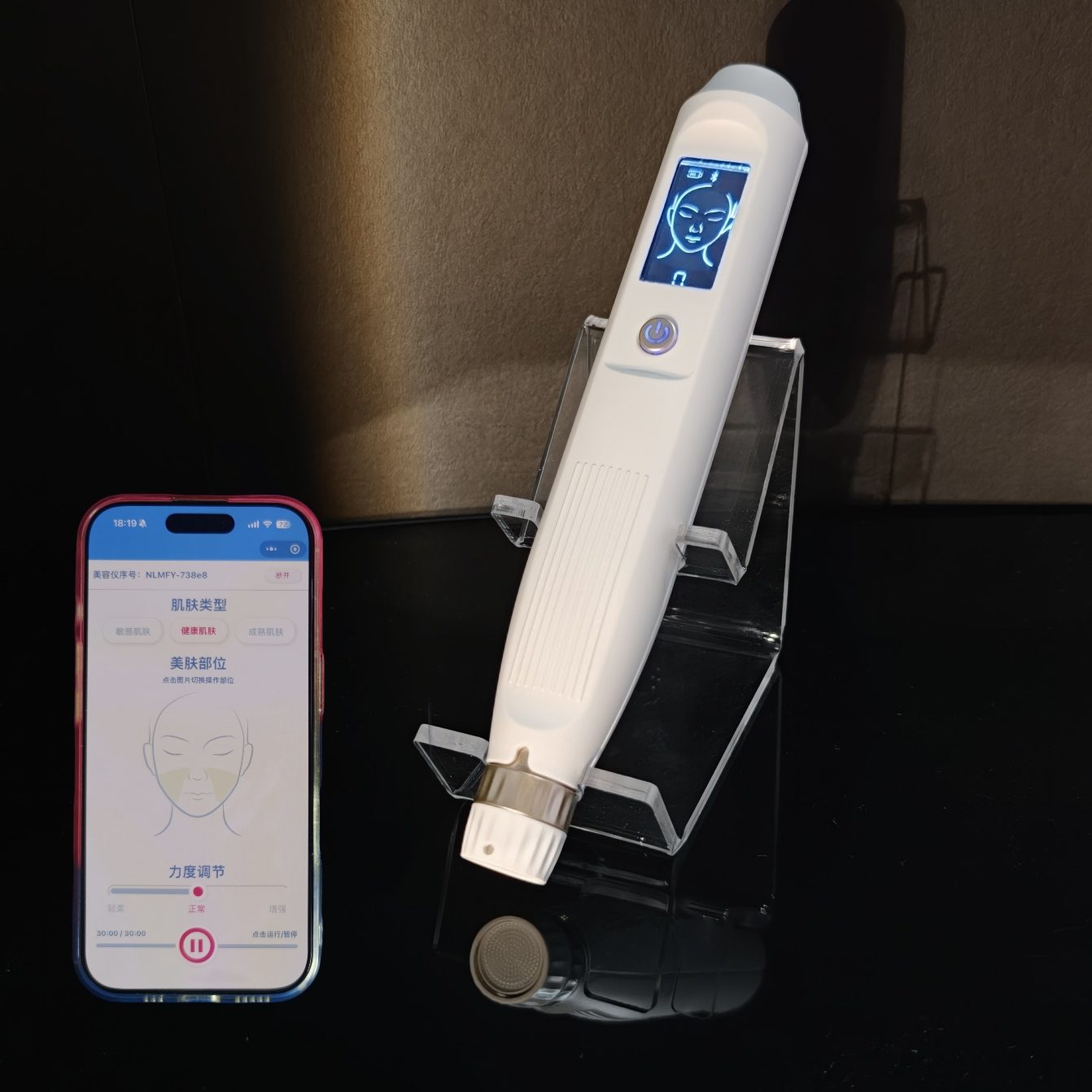 晶立靓 NL020 超纳微晶美容仪（智能款）仪器与手机小程序系统界面